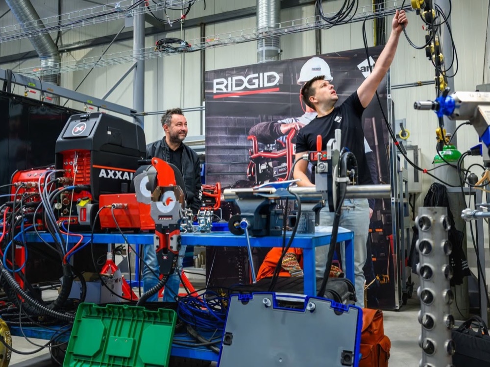 Predvádzanie strojov AXXAIR a RIDGID